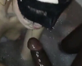 Super schattige blondine slikt een enorme zwarte lul in bad en eet sperma