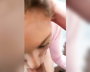 Ze zuigt zo goed dat hij snel klaar was met sperma in haar mond