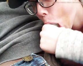 Vrouwelijke werknemer geeft een snelle zuigbeurt in de auto aan een zwarte klant