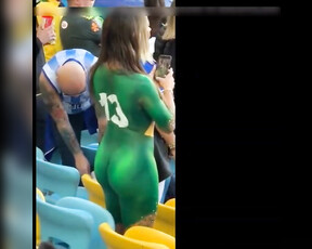 Prachtige Latina met geweldige kont en lichaam danst naakt in openbaar stadion