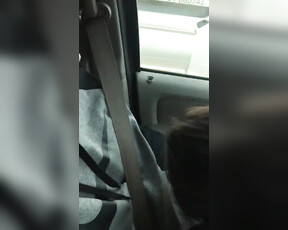 Openbare pijpbeurt in de auto terwijl hij in het verkeer rijdt