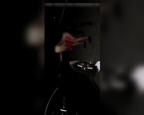 Sletvrouw betrapt op onbeschermde seks met zwarte vreemdeling op straat