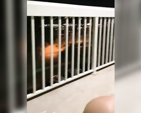 Geile lesbiennes likken poesje op het balkon zodat de buren kunnen kijken