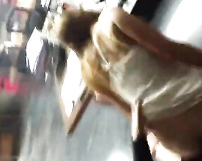 Riskante seks met een zeer sexy meid op het werk