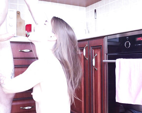 Hete seks in de keuken en ejaculatie op haar kont