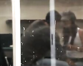 Voyeur filmt in het geheim een stel dat thuis seks maakt