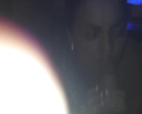 Een goede amateurvrouw behaagt haar man met een fellatio