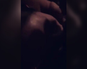 Amateur vrouw zuigt en kreunt zo goed dat hij hard in haar mond komt