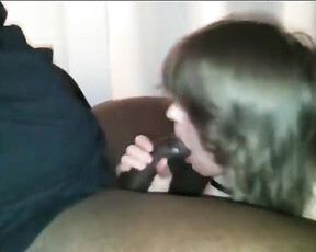 Jonge vrouw weet echt hoe ze een zwarte lul moet zuigen