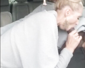 Geile blonde cougar doet riskante orale seks in de auto met een zwarte man