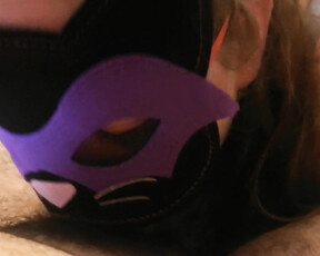 Orale seks met mollige gemaskerde vrouw die lul zuigt